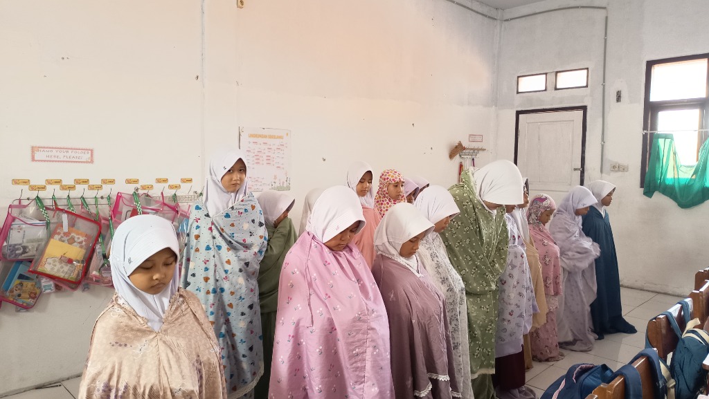 Pembiasaan Adab Shalat Berjamaah dan Pelatihan Da'i Cilik SD IT Al-Afiyah